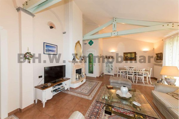 casa indipendente in vendita a Laveno-Mombello in zona Laveno