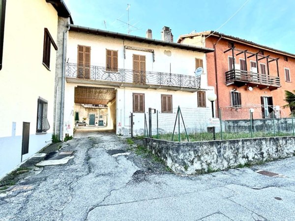 appartamento in vendita a Laveno-Mombello in zona Corte