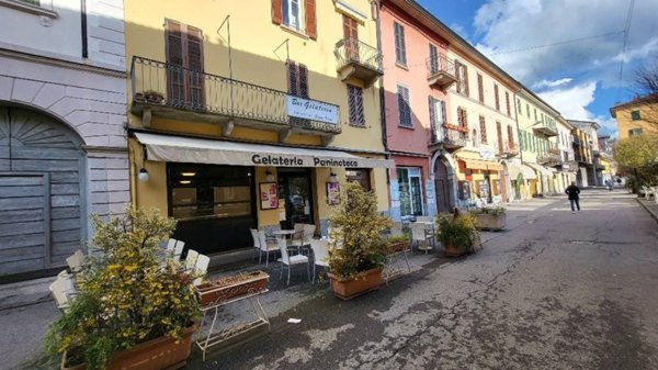 negozio in vendita a Laveno-Mombello in zona Laveno
