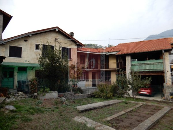 casa indipendente in vendita a Laveno-Mombello in zona Mombello