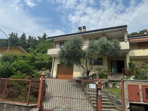 casa indipendente in vendita a Laveno-Mombello