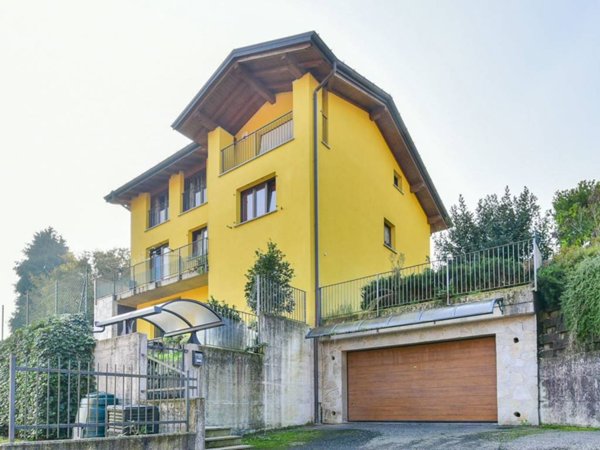 casa indipendente in vendita a Laveno-Mombello in zona Laveno