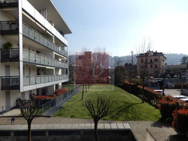 appartamento in vendita a Laveno-Mombello in zona Laveno