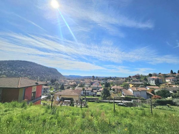 terreno edificabile in vendita a Laveno-Mombello in zona Mombello