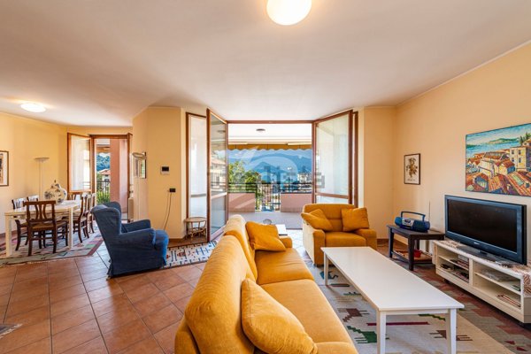 appartamento in vendita a Laveno-Mombello in zona Laveno