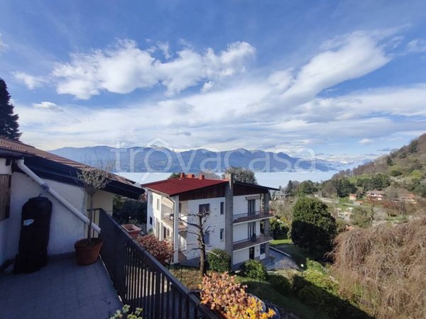 casa indipendente in vendita a Laveno-Mombello in zona Laveno