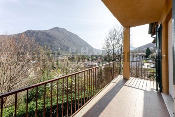 appartamento in vendita a Laveno-Mombello in zona Corte