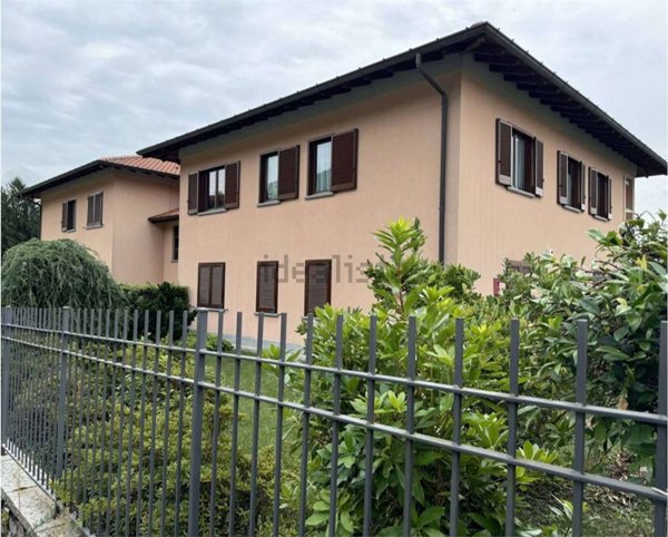 appartamento in vendita a Laveno-Mombello in zona Mombello