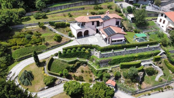 casa indipendente in vendita a Laveno-Mombello in zona Laveno