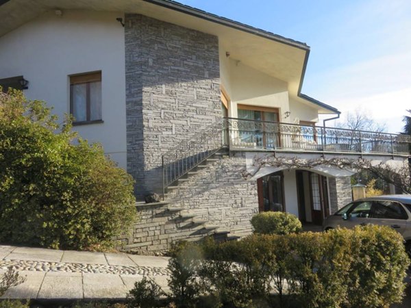 casa indipendente in vendita a Laveno-Mombello in zona Laveno