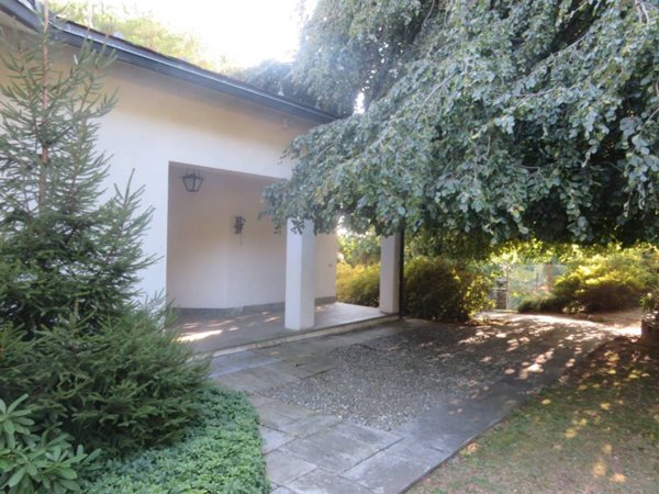 casa indipendente in vendita a Laveno-Mombello in zona Laveno