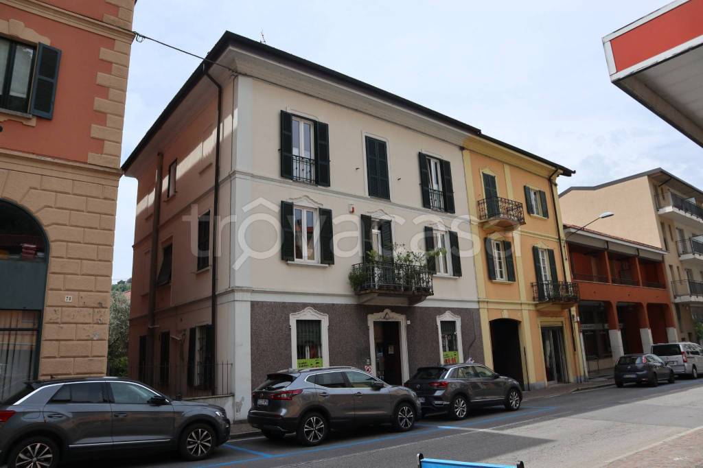 appartamento in vendita a Laveno-Mombello in zona Laveno