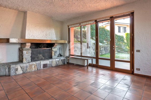 casa indipendente in vendita a Laveno-Mombello in zona Rebolgiane