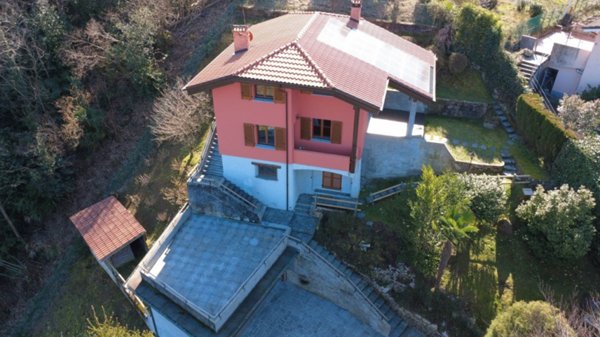 casa indipendente in vendita a Laveno-Mombello in zona Rebolgiane
