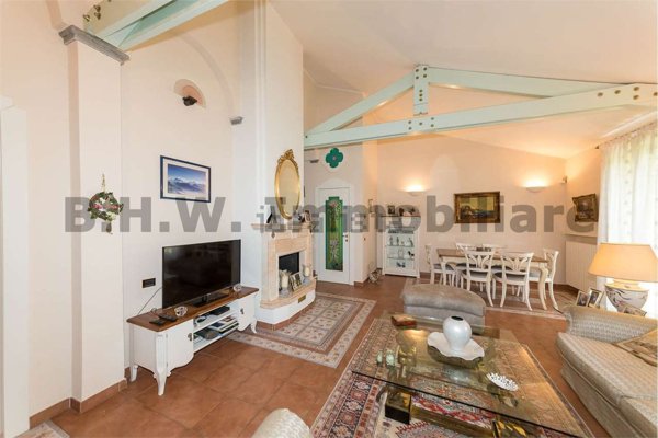 casa indipendente in vendita a Laveno-Mombello in zona Laveno