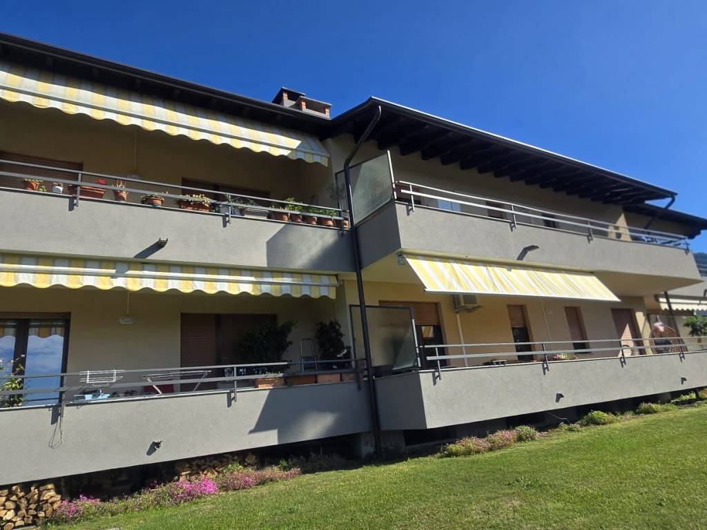 appartamento in vendita a Laveno-Mombello in zona Laveno