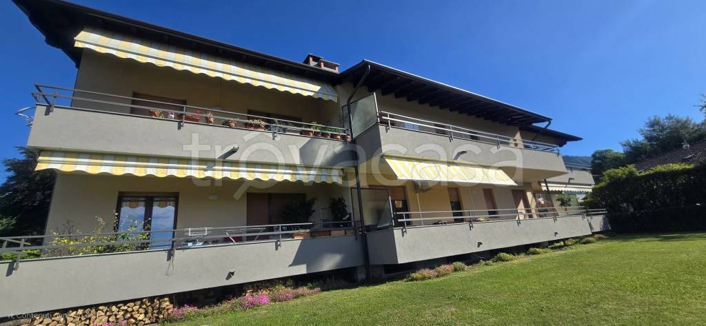 appartamento in vendita a Laveno-Mombello in zona Laveno