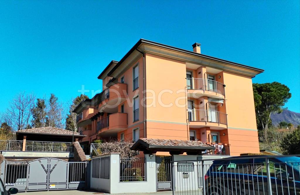 appartamento in vendita a Laveno-Mombello in zona Laveno