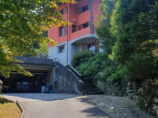 casa indipendente in vendita a Laveno-Mombello in zona Laveno
