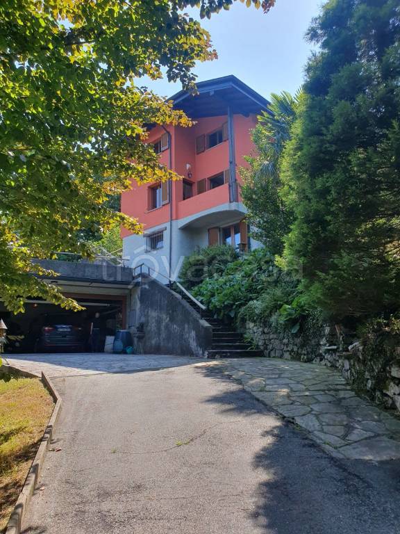casa indipendente in vendita a Laveno-Mombello in zona Laveno