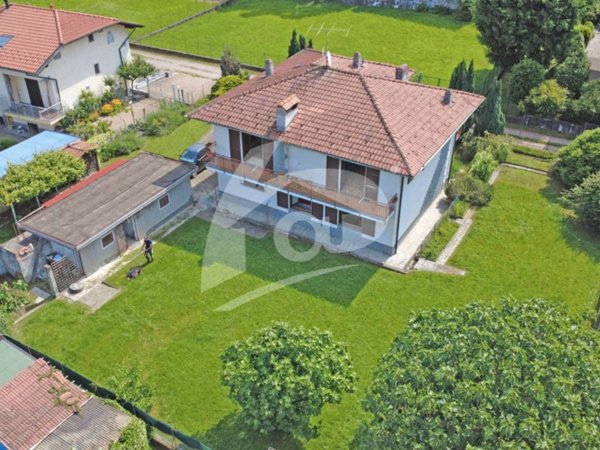 casa indipendente in vendita a Laveno-Mombello in zona Laveno