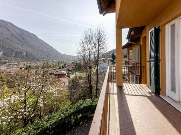 appartamento in vendita a Laveno-Mombello in zona Laveno