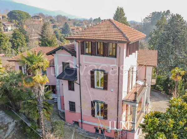 casa indipendente in vendita a Laveno-Mombello in zona Laveno