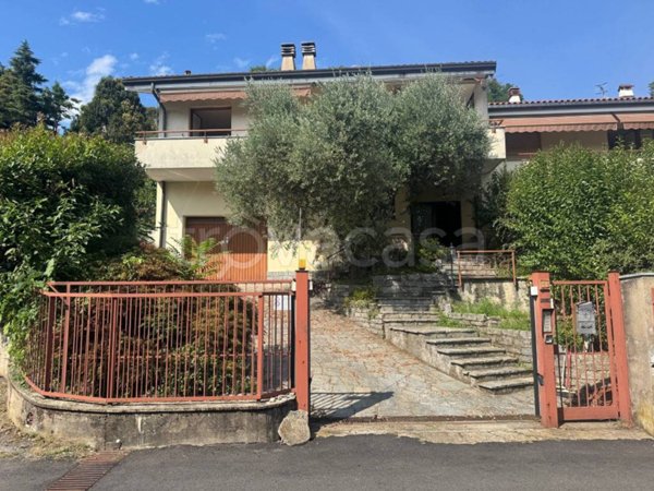 casa indipendente in vendita a Laveno-Mombello in zona Laveno