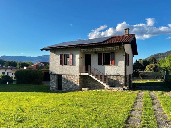 casa indipendente in vendita a Laveno-Mombello in zona Laveno