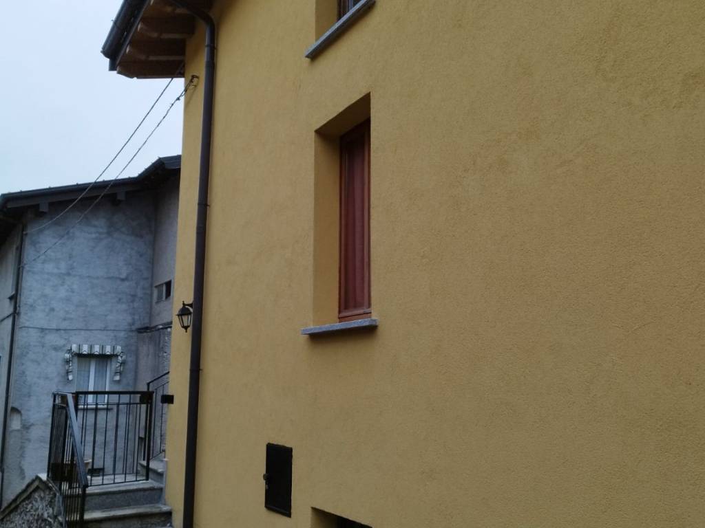 casa indipendente in vendita a Laveno-Mombello in zona Somisso