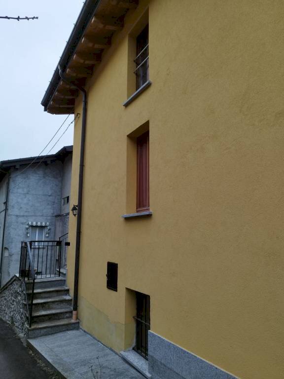 casa indipendente in vendita a Laveno-Mombello in zona Somisso