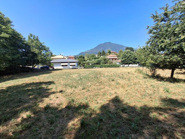 terreno edificabile in vendita a Laveno-Mombello in zona Mombello