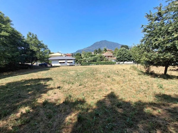 terreno edificabile in vendita a Laveno-Mombello in zona Corte