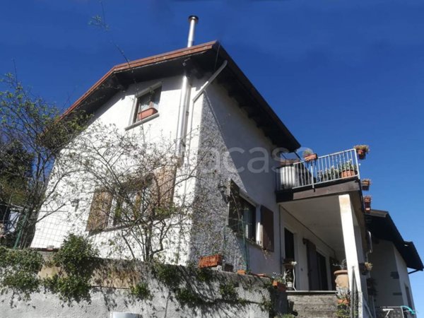 casa indipendente in vendita a Laveno-Mombello in zona Laveno