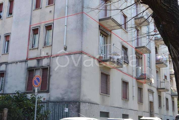 appartamento in vendita a Laveno-Mombello in zona Laveno