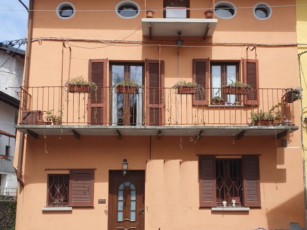 appartamento in vendita a Laveno-Mombello in zona Laveno