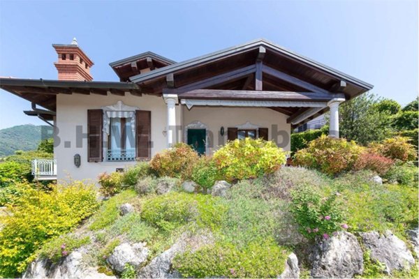 casa indipendente in vendita a Laveno-Mombello in zona Laveno