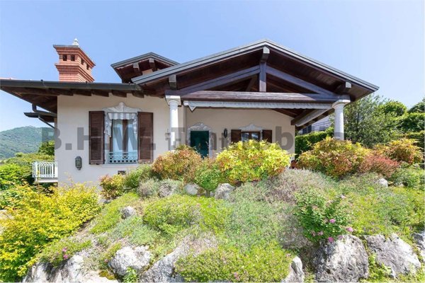 casa indipendente in vendita a Laveno-Mombello in zona Laveno