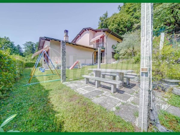 casa indipendente in vendita a Laveno-Mombello in zona Laveno