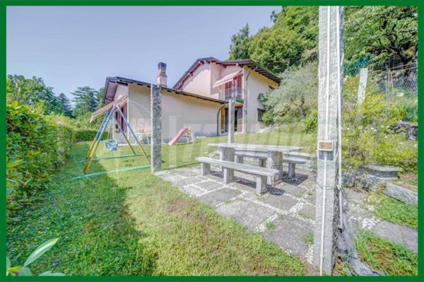 casa indipendente in vendita a Laveno-Mombello in zona Laveno