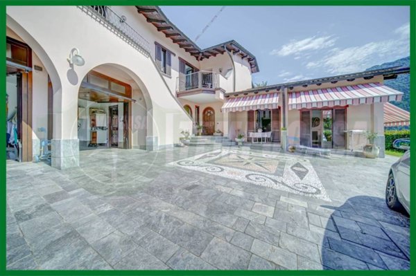 casa indipendente in vendita a Laveno-Mombello in zona Laveno