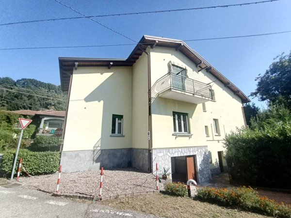 casa indipendente in vendita a Laveno-Mombello in zona Cerro