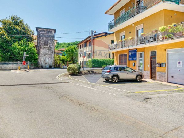 negozio in vendita a Laveno-Mombello in zona Laveno