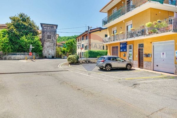 negozio in vendita a Laveno-Mombello in zona Laveno