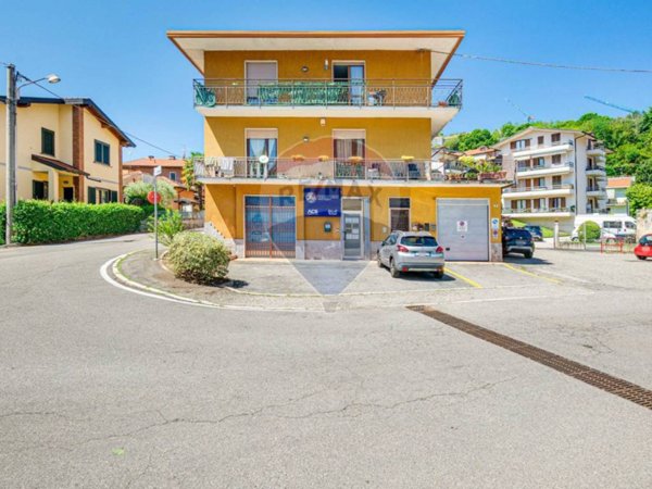 ufficio in vendita a Laveno-Mombello in zona Laveno