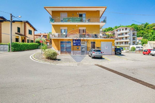 ufficio in vendita a Laveno-Mombello in zona Laveno