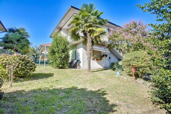 casa indipendente in vendita a Laveno-Mombello in zona Laveno