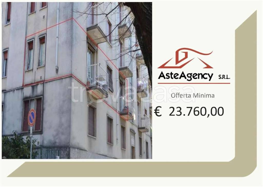 appartamento in vendita a Laveno-Mombello in zona Laveno