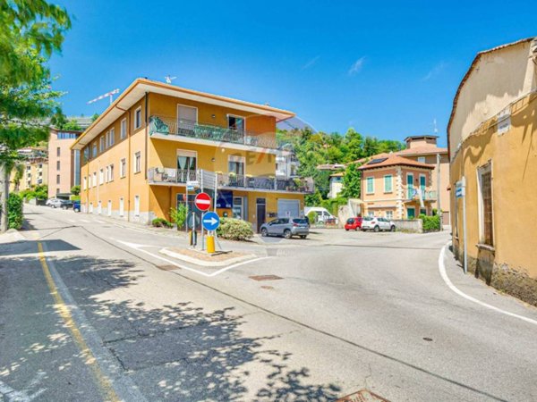 ufficio in vendita a Laveno-Mombello in zona Laveno