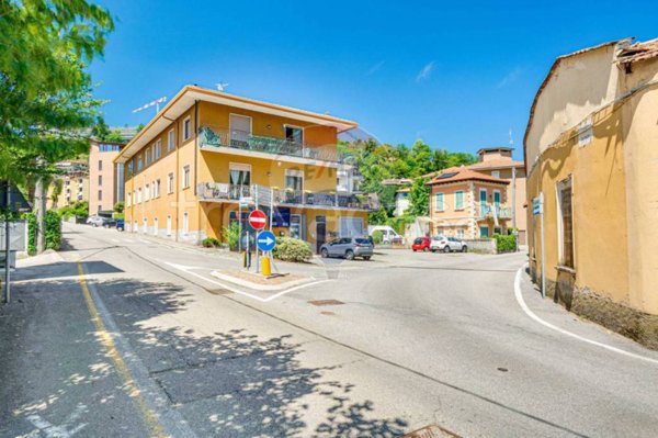 appartamento in vendita a Laveno-Mombello in zona Laveno